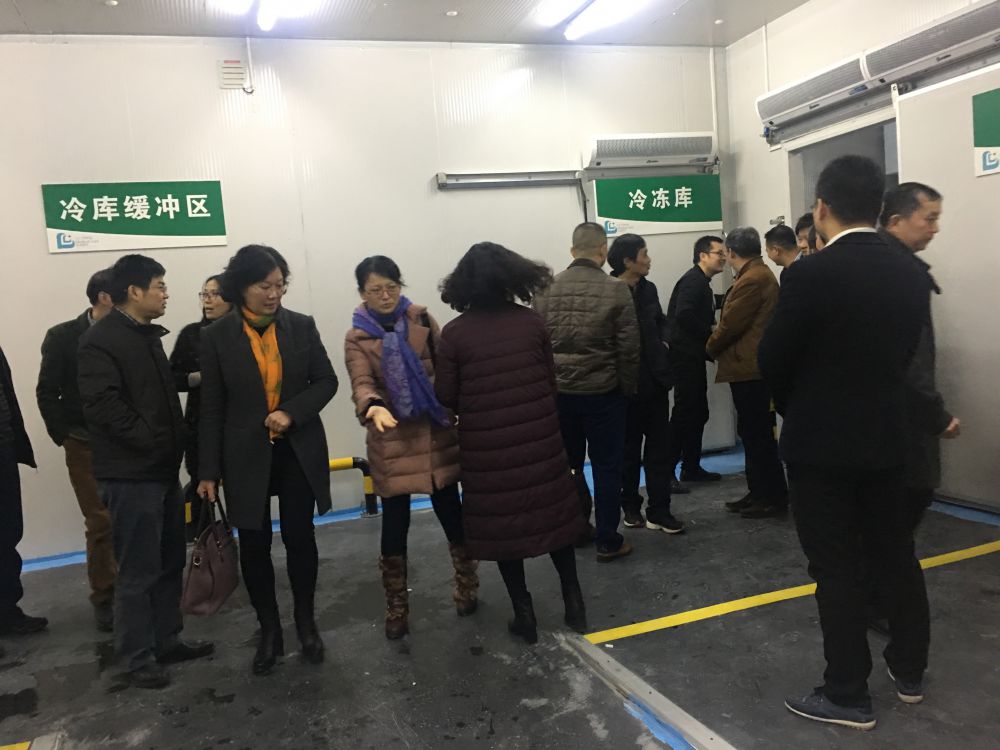  各大醫療機構主任現場考察了我司的專業冷庫并現場提出了寶貴的建議。
